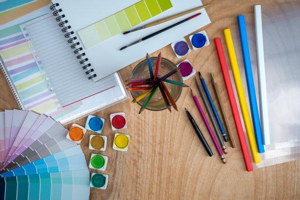 俯视图的木制工作台与设备/经营理念图片下载