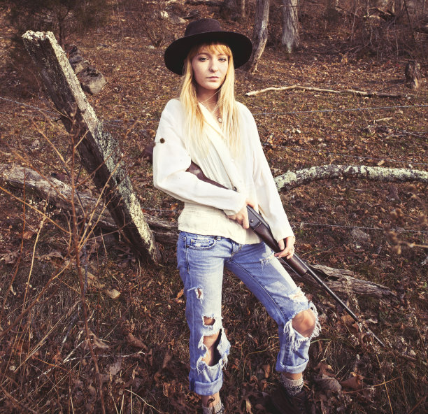 一个拿着枪的金发女人图片下载