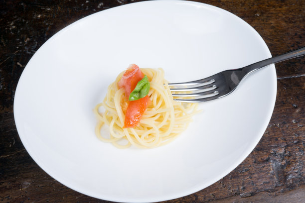 平底锅里有番茄和罗勒的意大利面条图片下载