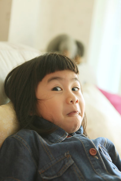 滑稽可爱的亚洲儿童的脸玩幸福的情感图片下载