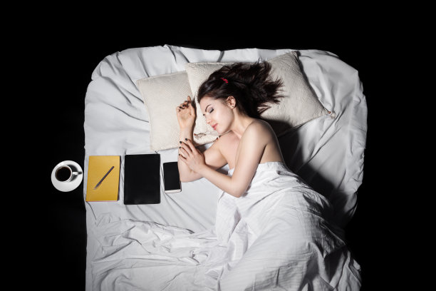 女性躺在床上拿着咖啡、笔记本、平板电脑和手机;图片下载