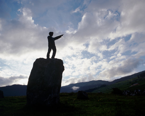 男孩站在岩石上图片下载