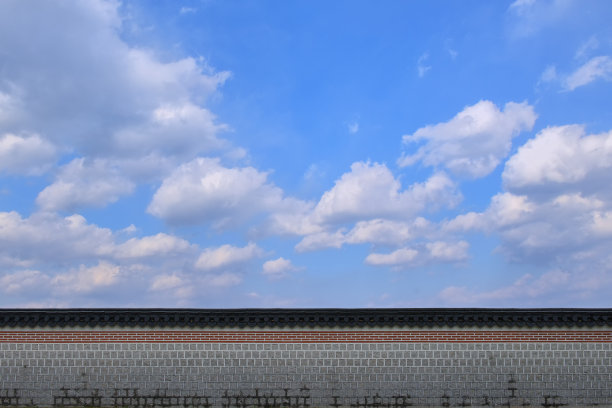 天空前面的墙图片下载