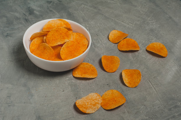 薯片放在灰色的旧水泥桌上图片下载