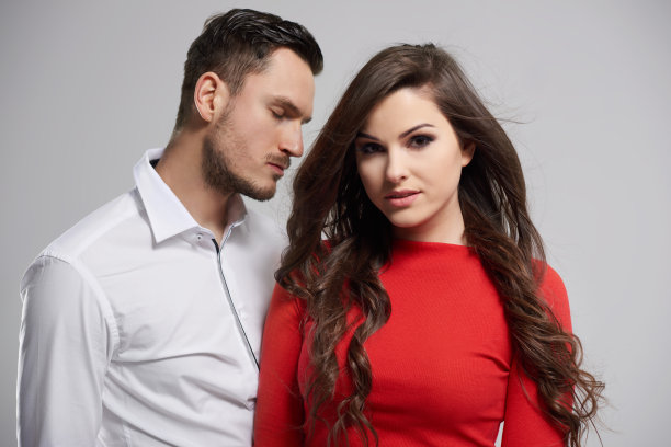 感性的夫妇在灰色的背景图片下载