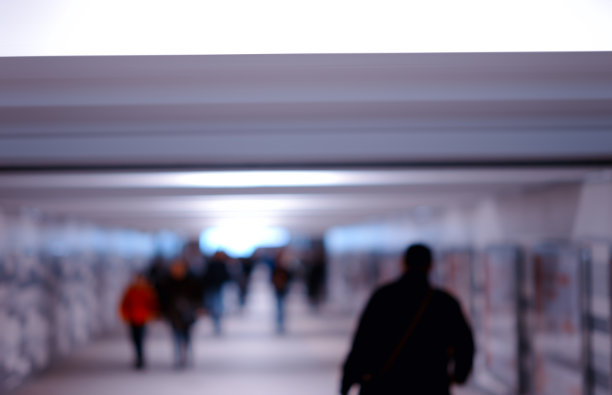 男人走在地铁散景的背景下图片下载