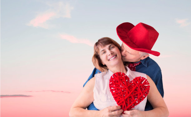 一对相爱的情侣在情人节拥着一颗红心图片下载