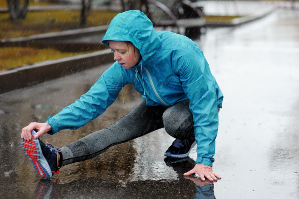 延伸运行。跑步女子伸展腿作为热身图片下载