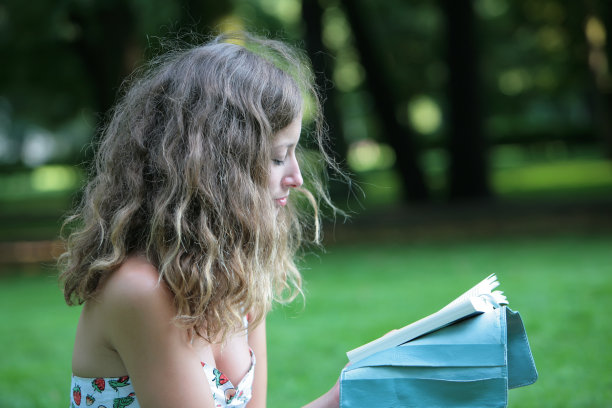 年轻女子在读一本书图片下载