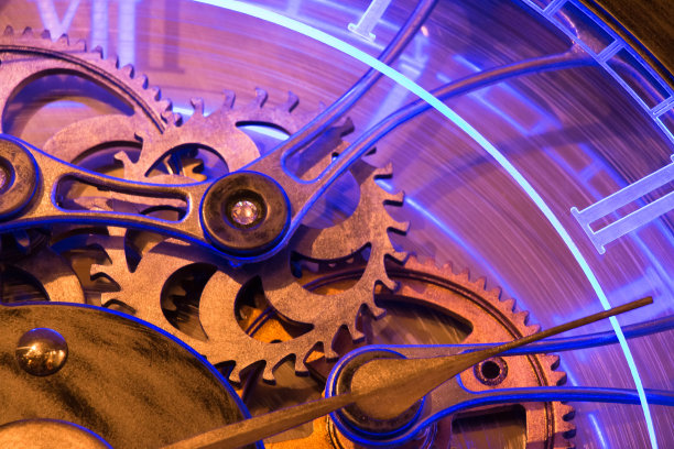 近距离观察古老的青铜时钟齿轮图片下载