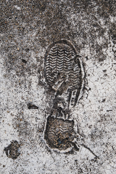 垃圾混凝土纹理上的脚印图片下载