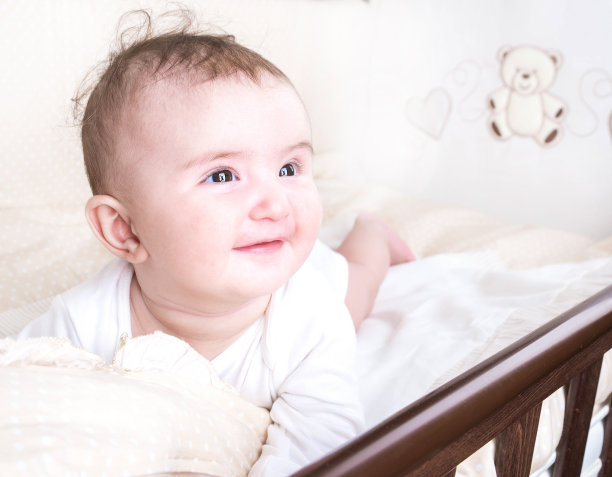 孩子在床上玩耍图片下载