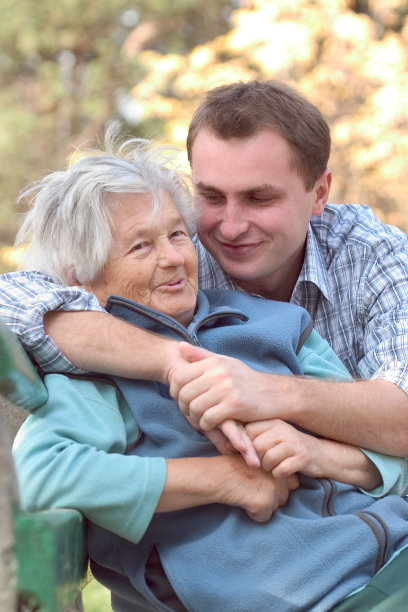 女人和孙子在户外图片下载