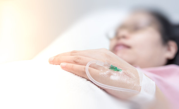 近距离静脉输液患者的手与模糊素材图片