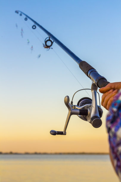 拿钓竿的渔夫素材图片