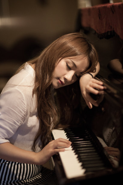 弹钢琴的女孩图片下载
