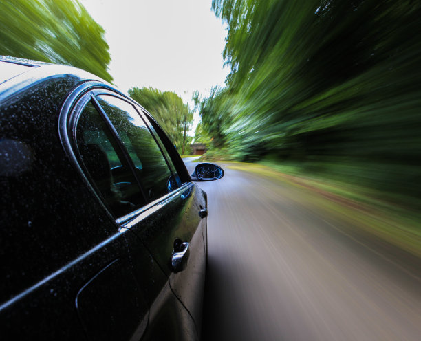 黑色的车开得很快图片下载