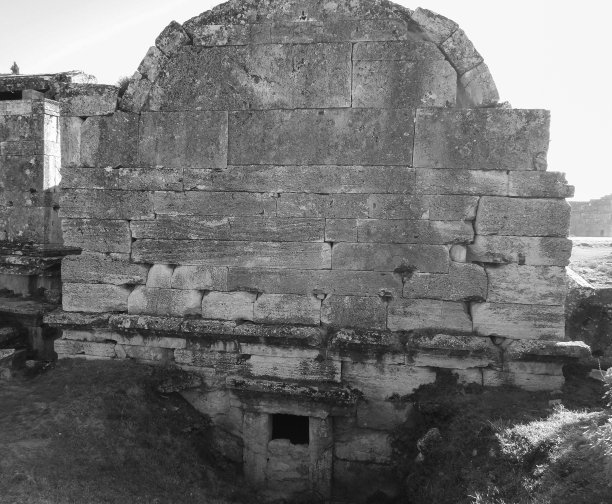 烟雾缭绕的古墓图片下载