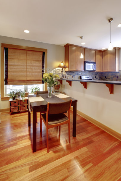 用餐区的木桌和两把椅子图片下载