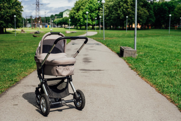 沙滩上的婴儿车图片下载