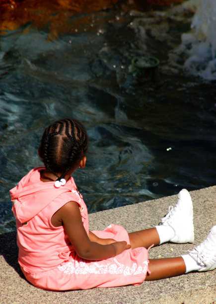 喷泉场景-女孩图片下载