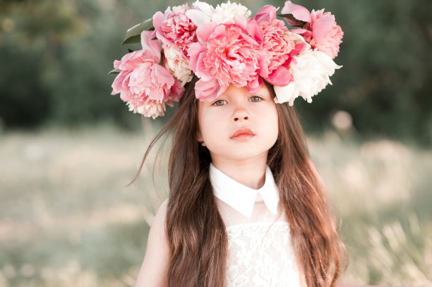 带着花的漂亮小女孩图片下载