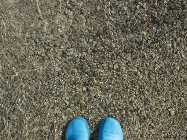 在水中胶套鞋图片下载