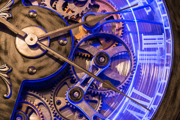 近距离观察古老的青铜时钟齿轮图片下载