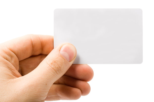 手里拿着一张空白的白色卡片图片下载