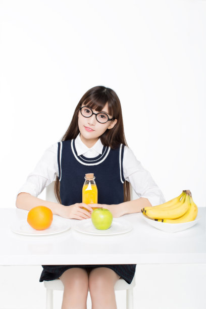 女孩坐在一个安静的房间里图片下载