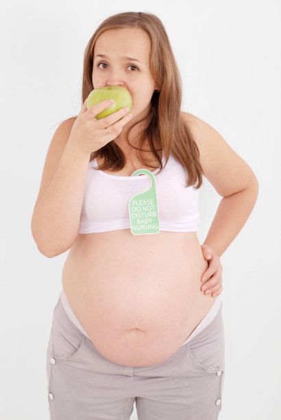 孕妇在吃苹果。图片下载