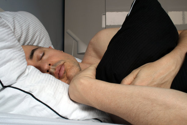 男人拥抱图片下载