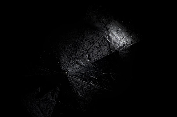 的夜晚。湿的雨伞。图片下载