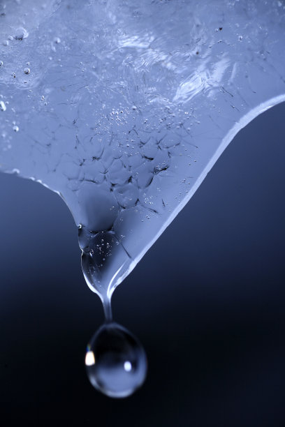 蓝色的冰融化图片下载