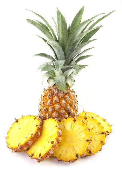 白色背景上有薄片的菠萝图片下载