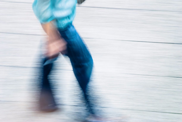 一个人走在街上图片下载