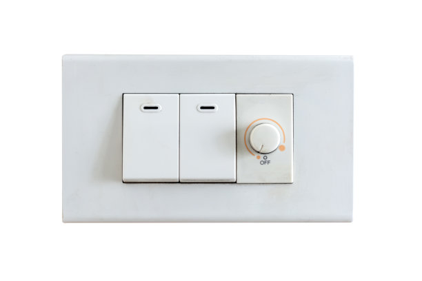 墙上的电灯开关。在白色背景上隔离图片下载