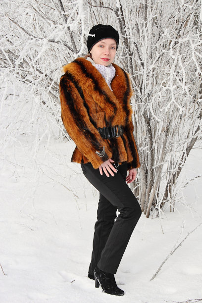 美丽的女孩在冬天的森林。图片下载