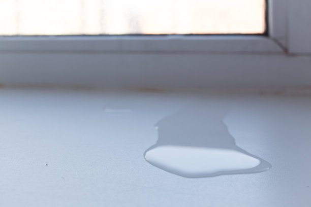 窗户下有一滩水图片下载