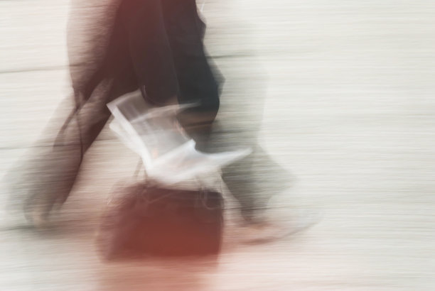 一个人走在街上图片下载