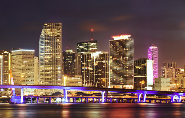 佛罗里达的迈阿密在晚上照亮建筑物图片下载