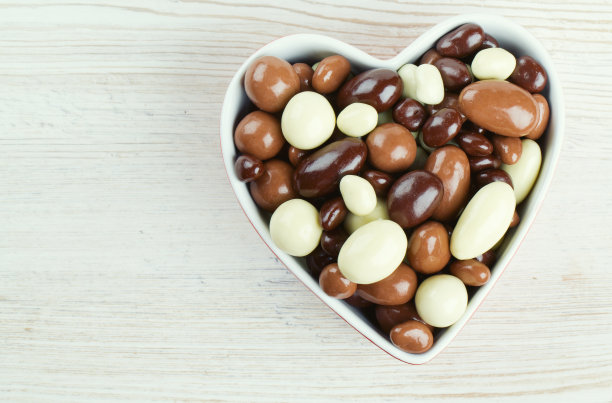 巧克力覆盖坚果图片下载
