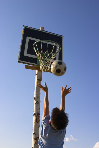 天空背景上的小篮球运动员图片下载