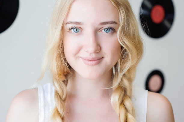 年轻漂亮的女人摆着白色t恤图片下载