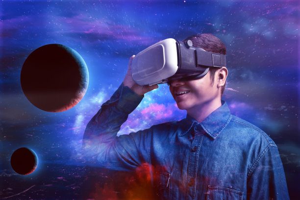使用虚拟现实头盔的人图片下载