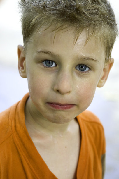 男孩:被水弄湿的游戏:彩色版图片下载