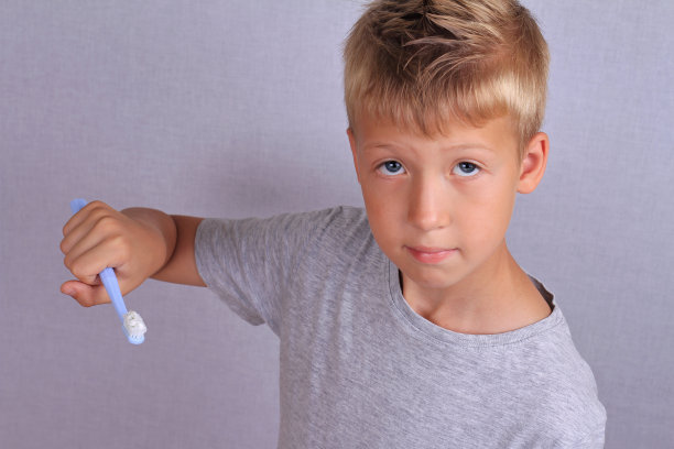 儿童持牙刷，牙齿和口腔护理理念图片下载