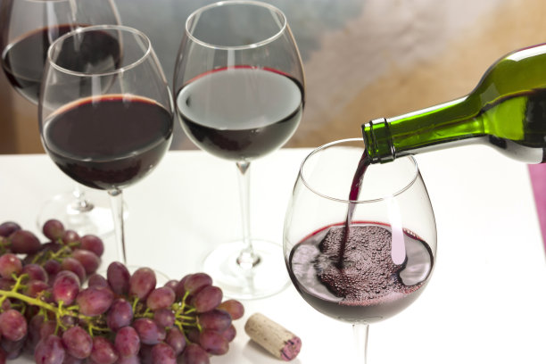 红酒从瓶子倒进玻璃杯的照片图片下载