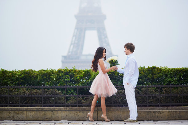一对浪漫的情侣在巴黎图片下载