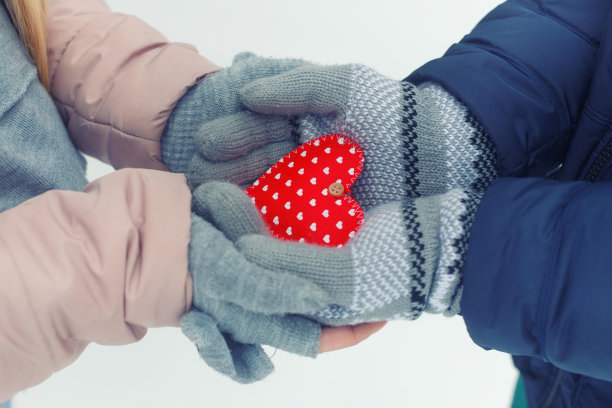 手牵着冬天里红红的心图片下载